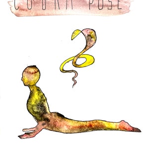 Può includere: Illustrazione ad acquerello di una persona nella posa di Cobra yoga, con il nome sanscrito "Bhujangasana" scritto sotto. La posa è raffigurata come un serpente che si alza da terra, con un'illustrazione di serpente giallo e rosa sopra la persona.