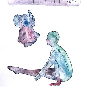 Op de afbeelding: Een aquarel-illustratie van een yoga-houding genaamd Eka Hasta Bhujasana, ook bekend als de Olifant-houding. De illustratie toont een persoon in de houding, met één been naar voren gestrekt en het andere gebogen achter hen. De persoon kijkt naar de zijkant, en hun lichaam is geschilderd in tinten blauw en groen. De illustratie bevat ook een klein olifantfiguur dat is geschilderd in tinten roze en blauw.