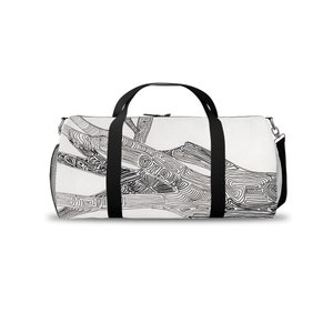 Puede incluir: Una bolsa de lona blanca con una correa negra y asas negras. La bolsa presenta un dibujo en blanco y negro de una rama de árbol.