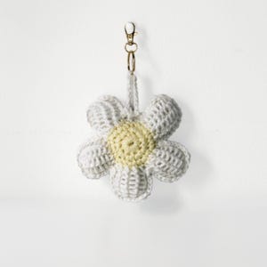 Handgemaakte gehaakte bloemsleutelhanger, bloementasbedel, bloemensleutelhanger, gehaakte bloem, cadeau voor haar, unieke gehaakte bedel, Labor Day