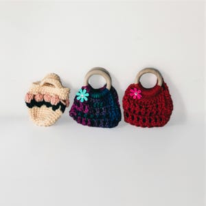 Mini sac à main au crochet fait main avec poignées en bois, petit sac au crochet, cadeau crochet pour fille, accessoire au crochet, sac à main fleuri, fête des pères