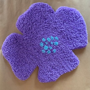 Lila Blume | Getufteter Wandbehang