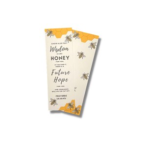 Może przedstawiać: Beżowy zakładka z wzorem plastra miodu i pszczołami. Zakładka zawiera tekst "Know also that Wisdom is like Honey for you. If you find it, there is a Future Hope for you, and your hope will not be cut off. Proverbs 24:14 NIV."