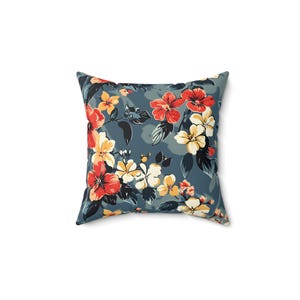Puede incluir: Una almohada azul con un patrón floral con flores rojas, amarillas y blancas. La almohada está hecha de una tela suave y cómoda y es perfecta para agregar un toque de color y estilo a cualquier habitación.