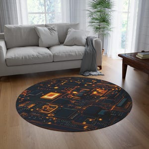 Peut inclure: Un tapis rond présentant un fond gris foncé et noir avec un motif détaillé de carte de circuit imprimé orange lumineux. Le design comprend des lignes complexes, des composants rectangulaires et des points lumineux rappelant le matériel électronique.