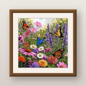 Op de afbeelding: Een vierkant ingelijst kruissteekpatroon met een levendige tuinscène met diverse kleurrijke bloemen, waaronder roze, oranje en witte bloesems, vergezeld door vier vlinders in oranje, gele en blauwe tinten tegen een achtergrond van groen gebladerte.