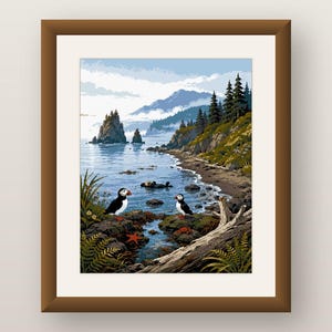 Könnte beinhalten: Ein gerahmter Kunstdruck, der eine Küstenlandschaft zeigt, mit zwei Papageientauchern auf dunklen Felsen im Vordergrund. Ein Seeotter schwimmt im Wasser, während ein Seestern und eine Krabbe am Ufer liegen. Kiefern und Berge säumen den Horizont.