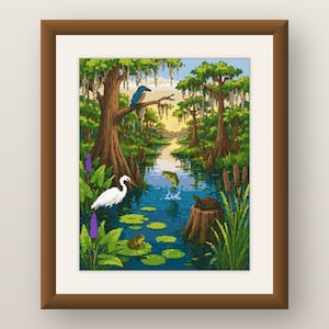 Może przedstawiać: Oprawiony wydruk w stylu pixel art przedstawiający krajobraz bagienny z niebieskim ptakiem na gałęzi, białą czaplą, wyskakującą rybą, żółwiem na pniu i żabą na liściu lilii wodnej. Scena zawiera zielone drzewa, wodę oraz pałki wodne w otoczeniu.