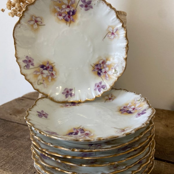 9 Soucoupes/Petites Assiettes Porcelaine Limoges Violettes Peintes à la main