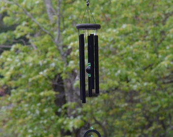 Cathmeowcraft Carillon éolien noir de 30 po., dessus en bois, perles vertes, décoration élégante, tons apaisants pour terrasse, jardin, idéal pour se détendre, cadeau pour la maison