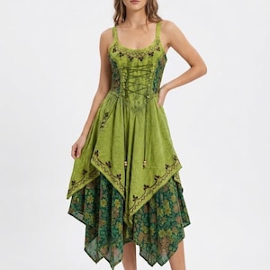 Può includere: Un abito senza maniche verde lime con corpetto in stile corsetto con lacci marrone scuro, scollo rotondo e orlo asimmetrico a punta. La gonna presenta un motivo floreale verde scuro con accenti marroni e arancioni.