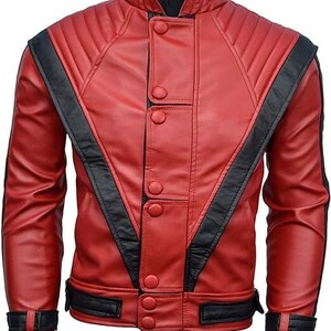 Puede incluir: Una chaqueta de cuero roja con detalles negros y cierre de cremallera. La chaqueta tiene un cuello alto y un dise&ntilde;o acolchado en los hombros.
