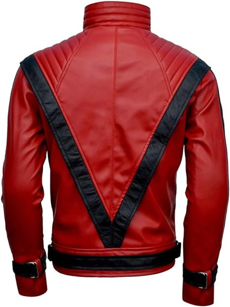Puede incluir: Una chaqueta de cuero roja con detalles negros y un dise&ntilde;o en forma de V en la espalda.