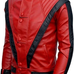 Puede incluir: Una chaqueta de cuero roja con detalles negros y cierre de cremallera. La chaqueta tiene un cuello alto y un dise&ntilde;o acolchado en los hombros.