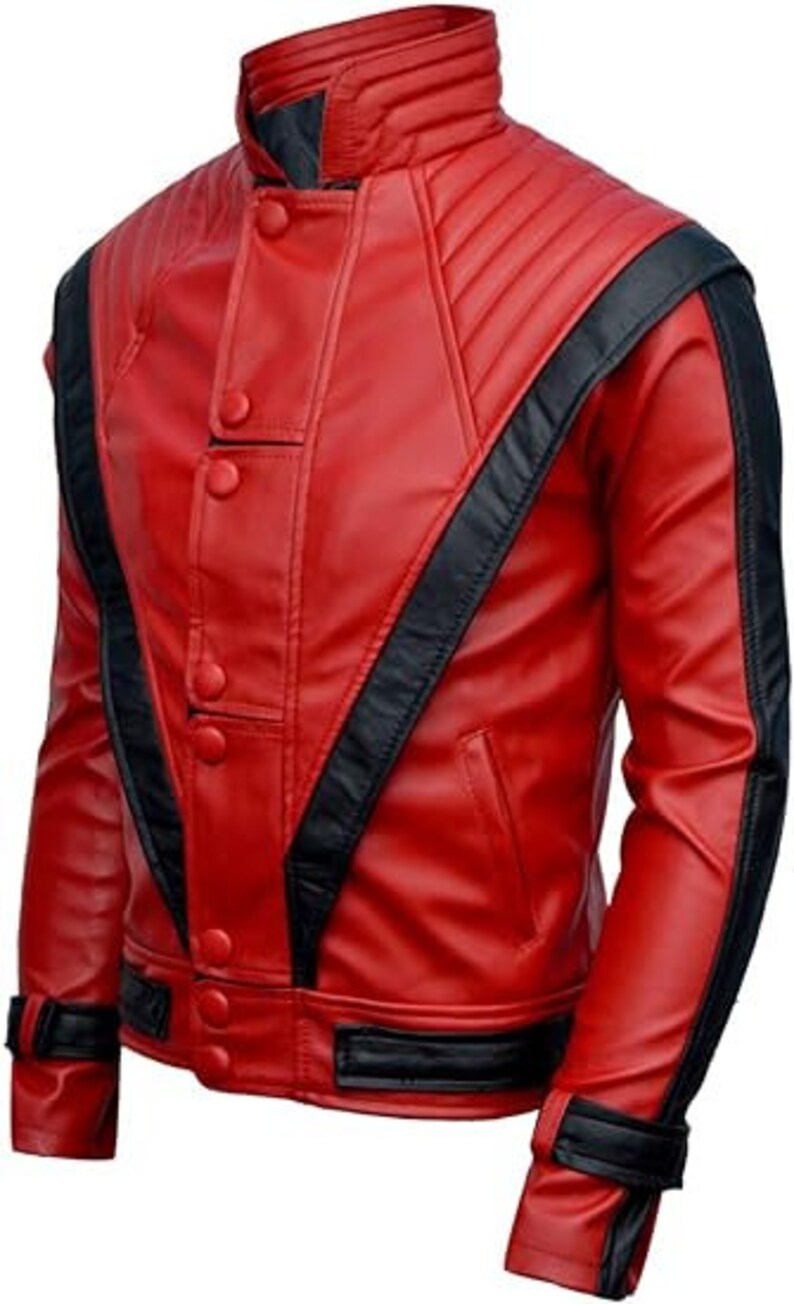 Puede incluir: Una chaqueta de cuero roja con detalles negros y cierre de cremallera. La chaqueta tiene un cuello alto y un dise&ntilde;o acolchado en los hombros.
