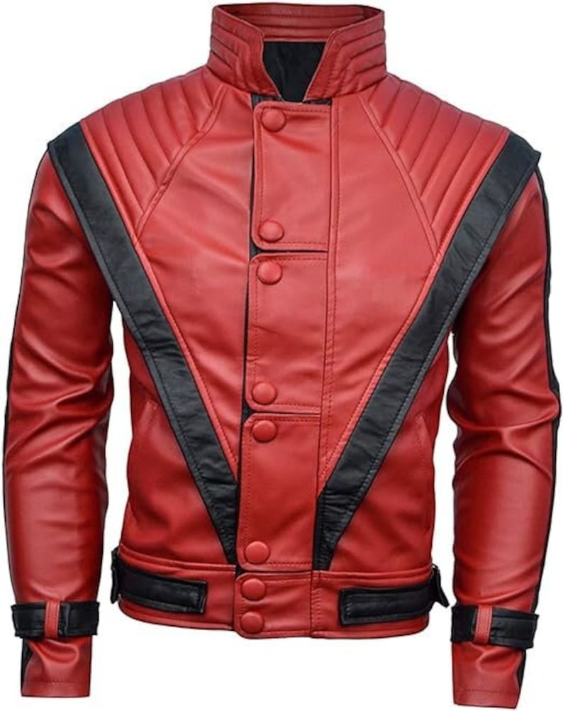 Puede incluir: Una chaqueta de cuero roja con detalles negros y cierre de cremallera. La chaqueta tiene un cuello alto y un dise&ntilde;o acolchado en los hombros.