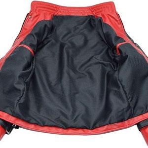 Puede incluir: Chaqueta de cuero roja con forro negro. La chaqueta tiene cierre de cremallera y dos bolsillos interiores.
