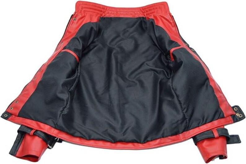 Puede incluir: Chaqueta de cuero roja con forro negro. La chaqueta tiene cierre de cremallera y dos bolsillos interiores.