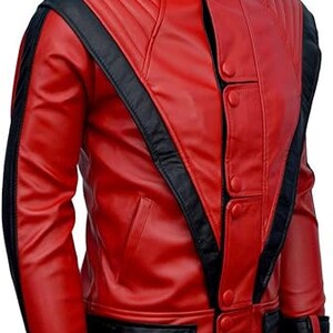 Puede incluir: Una chaqueta de cuero roja con detalles negros y cierre de cremallera. La chaqueta tiene un cuello alto y un dise&ntilde;o acolchado en los hombros.