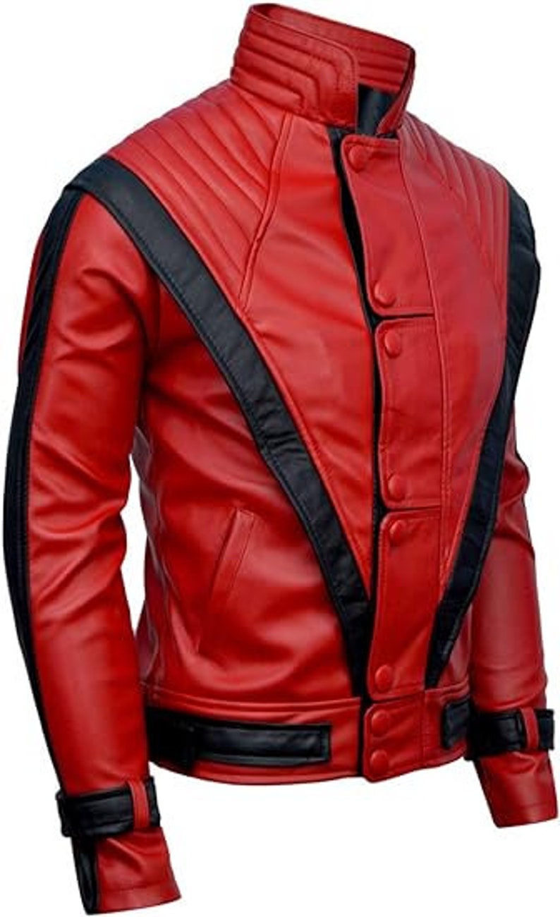 Puede incluir: Una chaqueta de cuero roja con detalles negros y cierre de cremallera. La chaqueta tiene un cuello alto y un dise&ntilde;o acolchado en los hombros.