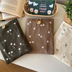 Housse de livre marguerite brodée à la main, cadeau pour les amoureux des livres, porte-livre floral, accessoires livres et Kindle, cadeaux livresques pour les lecteurs, cartable blanc