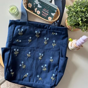 Schattige kleine madeliefjes blauwe draagtas, donkerblauwe schoudertas, esthetische tas, draagtas bloemen met ritssluiting, handgemaakt cadeau, milieuvriendelijke boodschappentas