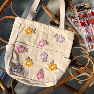 Sac fourre-tout brodé à la perforation Daisy : sac à bandoulière en toile à fleurs