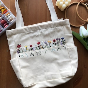 Wildblumen bestickte Einkaufstasche, Sommer Themen Tasche, Hand bestickt, Minimalistische Schultertasche, handgemachtes Geschenk, Vintage Blumen Canvas Tasche