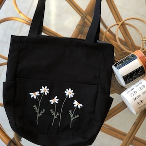 Gänseblümchen bestickte schwarze Umhängetasche, ästhetische Weinlese-Einkaufstasche, Blumen-Reißverschlusstasche für sie, Handstickerei, bestickte Segeltuchumhängetasche