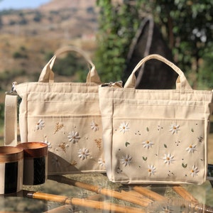 Gänseblümchen bestickte Tragetasche, niedliche kleine weiße Gänseblümchen, weiße Blumen-Segeltuch-Einkaufstasche, Sommer-Themed Tasche, handgemachte bestickte ästhetische Tasche