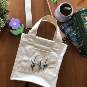 Gänseblümchen bestickte Minitasche, kleine Tragetasche, Crossbody Minitasche, handgemachtes Geschenk, minimalistische Tasche, handbestickte Minitasche, niedlicher kleiner Mini