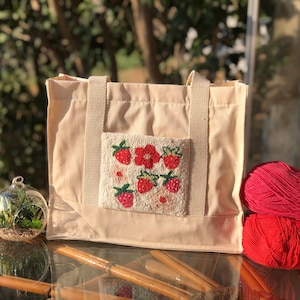 Erdbeer Punch Nadel Einkaufstasche, gestickte Blumenschultertasche, Erdbeermarkttasche, Hand getuftet Tote, umweltfreundliche Einkaufstasche