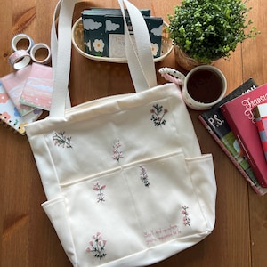Sac fourre-tout en toile brodée, Broderie de fleurs roses, Sac fourre-tout en toile à fleurs, Sac à broder Fleurs sauvages d'été, Sac vintage, Adorable sac fourre-tout