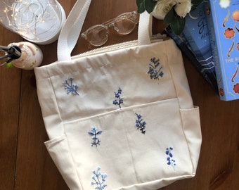 Broderad tygväska i kanvas, blå blombroderi, blommig tygväska i kanvas, broderad väska sommarvildblommor, vintageväska, söt tygväska