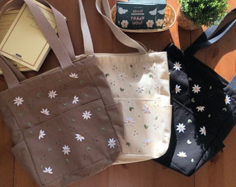 Axelväska med broderi och prästkragar, blommig tygväska med dragkedja, laptopväska, miljövänlig shoppingväska, handbroderad tygväska, handgjord present