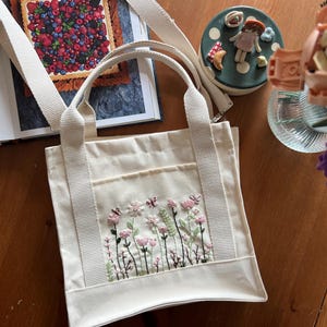 Rosa Blumen Garten Einkaufstasche, handgestickte Blumen, personalisiertes Geschenk, Schule Einkaufstasche, Multi-Pocket-Tasche, niedliche Stickerei, Geschenk für Freund