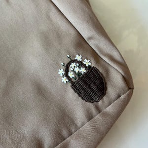 Blomsterträdgårdsbroderad brun väska, Estetisk tygkasse, Söt matkasse, Collegetygkasse, Handbroderad väska, Väska med fickor, Bästa presenten bild 6