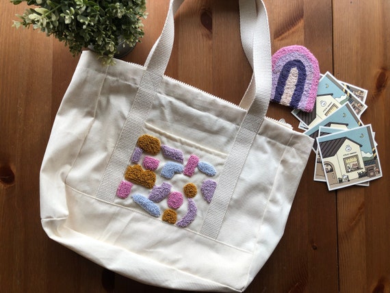 Tufted Daisy Sling Bag Selected by The Falls