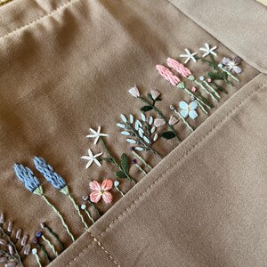 Blomsterträdgårdsbroderad brun väska, Estetisk tygkasse, Söt matkasse, Collegetygkasse, Handbroderad väska, Väska med fickor, Bästa presenten bild 4
