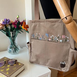 Blomsterträdgårdsbroderad brun väska, Estetisk tygkasse, Söt matkasse, Collegetygkasse, Handbroderad väska, Väska med fickor, Bästa presenten bild 2