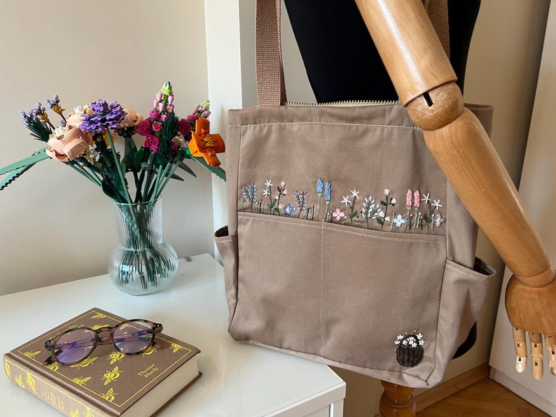 Blomsterträdgårdsbroderad brun väska, Estetisk tygkasse, Söt matkasse, Collegetygkasse, Handbroderad väska, Väska med fickor, Bästa presenten bild 2