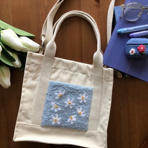 Punch Needle Tote, Sac fourre-tout dété, Cadeau fait main, Fourre-tout crossbody, Sac touffeté à la main, Retour à lécole, Flower Punch Needle, Avec poches intérieures Blue Flowered