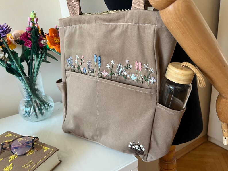 Blomsterträdgårdsbroderad brun väska, Estetisk tygkasse, Söt matkasse, Collegetygkasse, Handbroderad väska, Väska med fickor, Bästa presenten bild 9