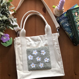 Punch Needle Tote, Sac fourre-tout dété, Cadeau fait main, Fourre-tout crossbody, Sac touffeté à la main, Retour à lécole, Flower Punch Needle, Avec poches intérieures Green Flowered