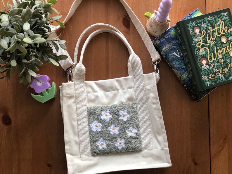 Punch Needle Tote, Sac fourre-tout dété, Cadeau fait main, Fourre-tout crossbody, Sac touffeté à la main, Retour à lécole, Flower Punch Needle, Avec poches intérieures Green Flowered