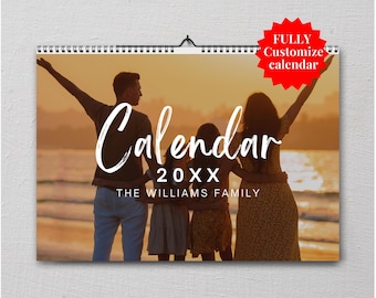 Może przedstawiać: Czterosobowa rodzina stoi na plaży o zachodzie słońca. Rodzice trzymają swoje dwoje dzieci. Na zdjęciu widnieje tekst "Calendar 20XX THE WILLIAMS FAMILY".