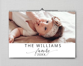 Może przedstawiać: Kalendarz z fotografią małej dziewczynki w opasce z koronki z kwiatem na górze. Tekst "THE WILLIAMS family 20XX" jest wydrukowany pod zdjęciem.