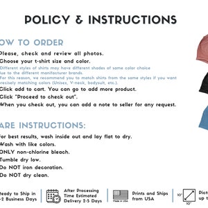 Op de afbeelding: Beleid en instructies voor het bestellen en verzorgen van T-shirts. De afbeelding toont drie T-shirts in verschillende kleuren: roze, zwart en blauw. De tekst bevat informatie over het kiezen van de juiste maat en kleur, het toevoegen van artikelen aan de winkelwagen en het afrekenen. Het bevat ook verzorgingsinstructies voor het wassen, drogen en strijken van de T-shirts.