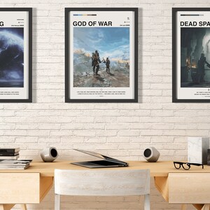 K&ouml;nnte beinhalten: Drei gerahmte Poster an einer wei&szlig;en Backsteinwand. Die Poster sind f&uuml;r die Videospiele Elden Ring, God of War und Dead Space. Die Poster sind alle im minimalistischen Stil mit schwarzem Rahmen und wei&szlig;em Hintergrund. Die Poster sind alle im Hochformat.