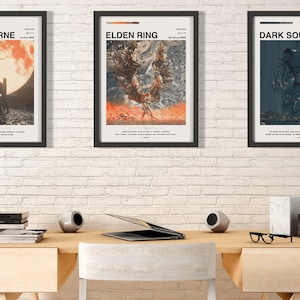 K&ouml;nnte beinhalten: Drei gerahmte Poster an einer wei&szlig;en Backsteinwand. Die Poster sind f&uuml;r die Videospiele Bloodborne, Elden Ring und Dark Souls. Jedes Poster zeigt ein dunkles, stilisiertes Bild eines Charakters aus dem Spiel.